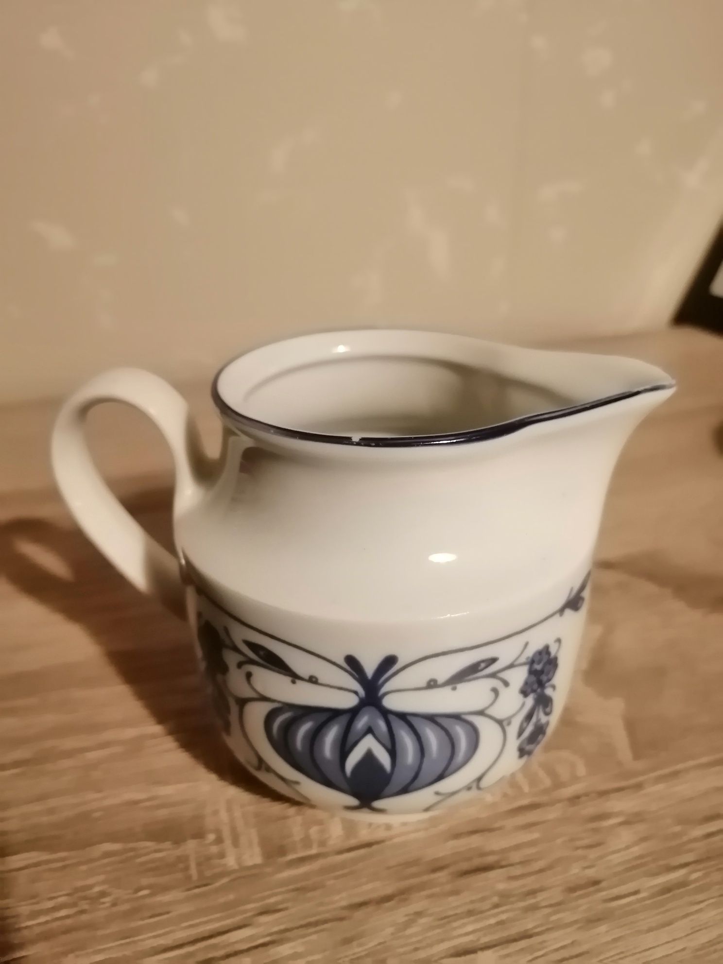 LETTIN - malutki dzbanuszek z DDR owskiej porcelany na śmietankę lub m