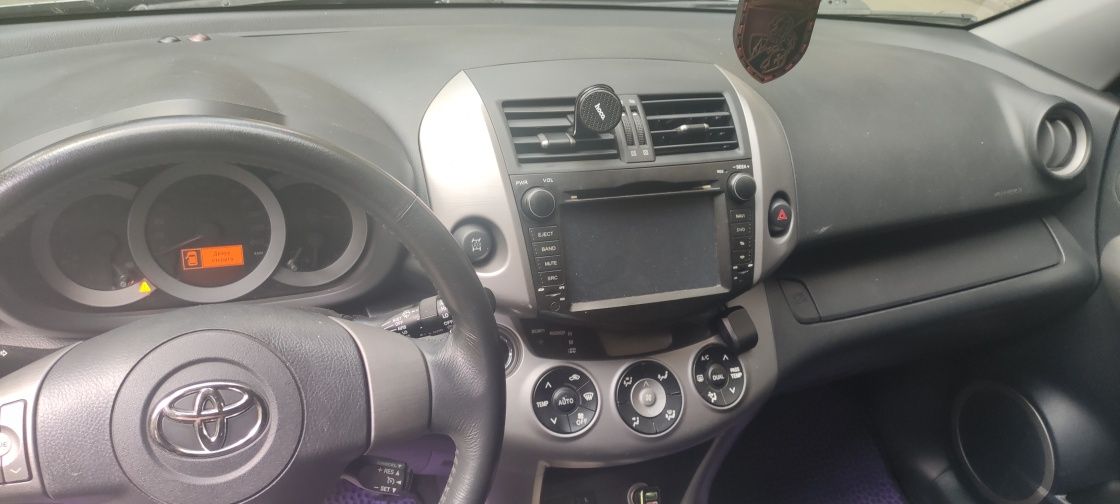 Автомобіль Тойота рав4