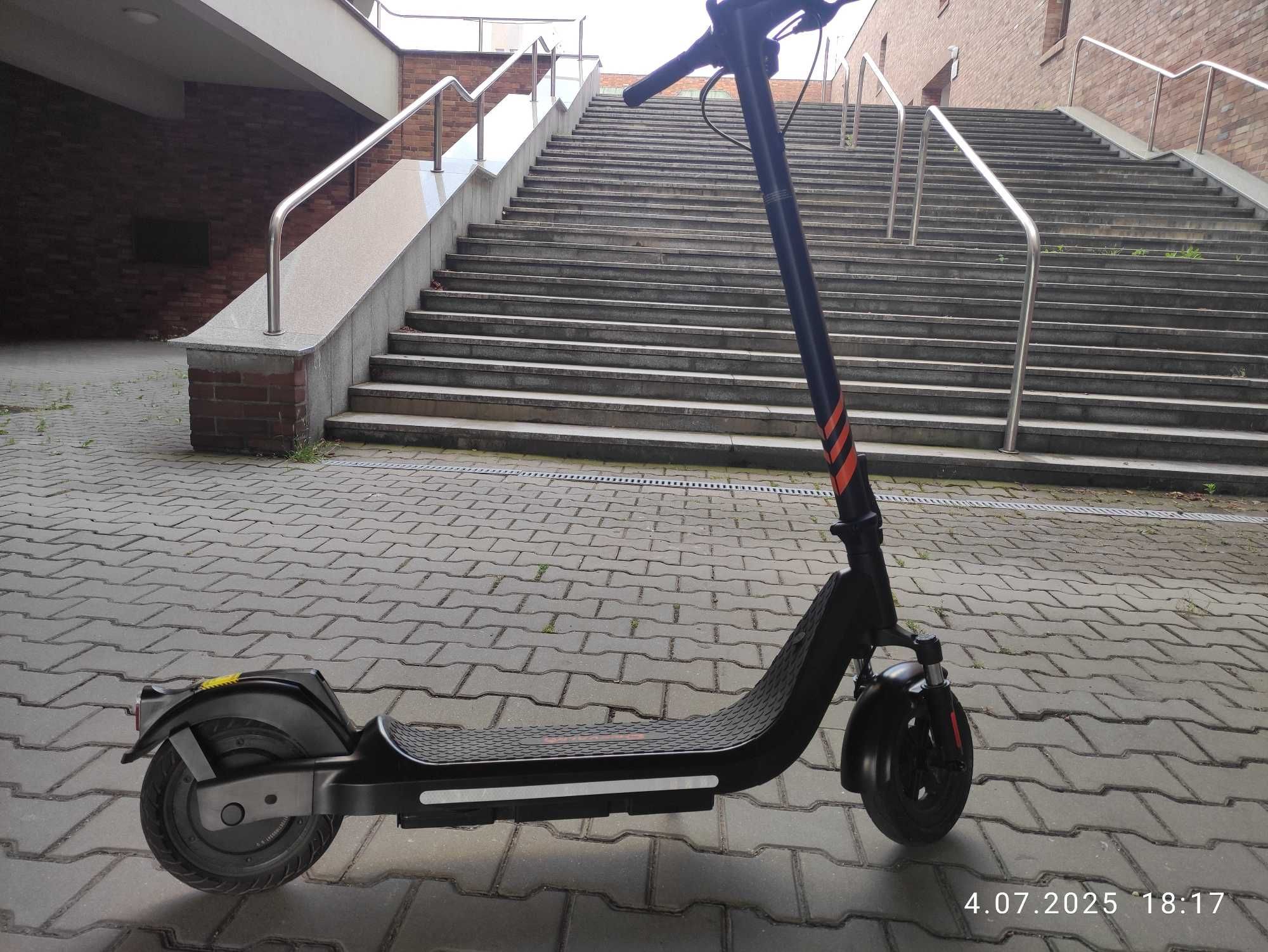 Niemal nowa hulajnoga przebieg 220 km, po 10 ładowaniach. Stan idealny