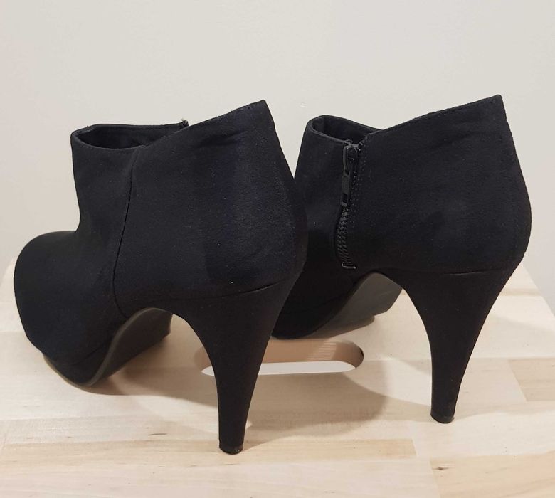 Czarne zamszowe botki na obcasie H&M 39