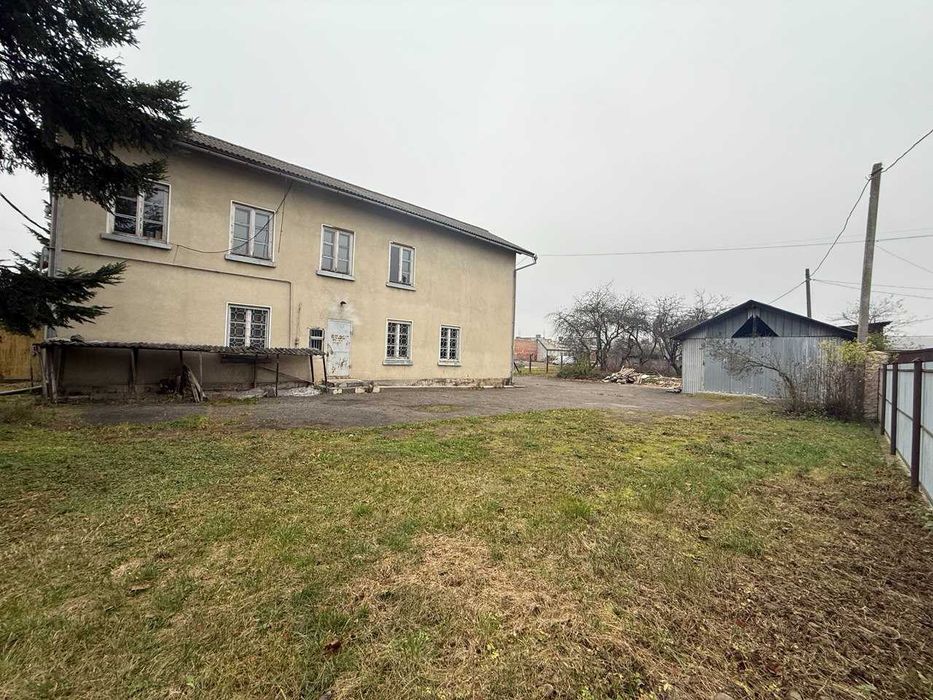 Продам виробничо-складське  приміщення у с. Вістова з рампою .