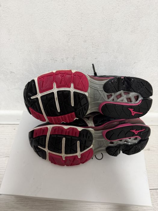 Продам спортивні кросівки