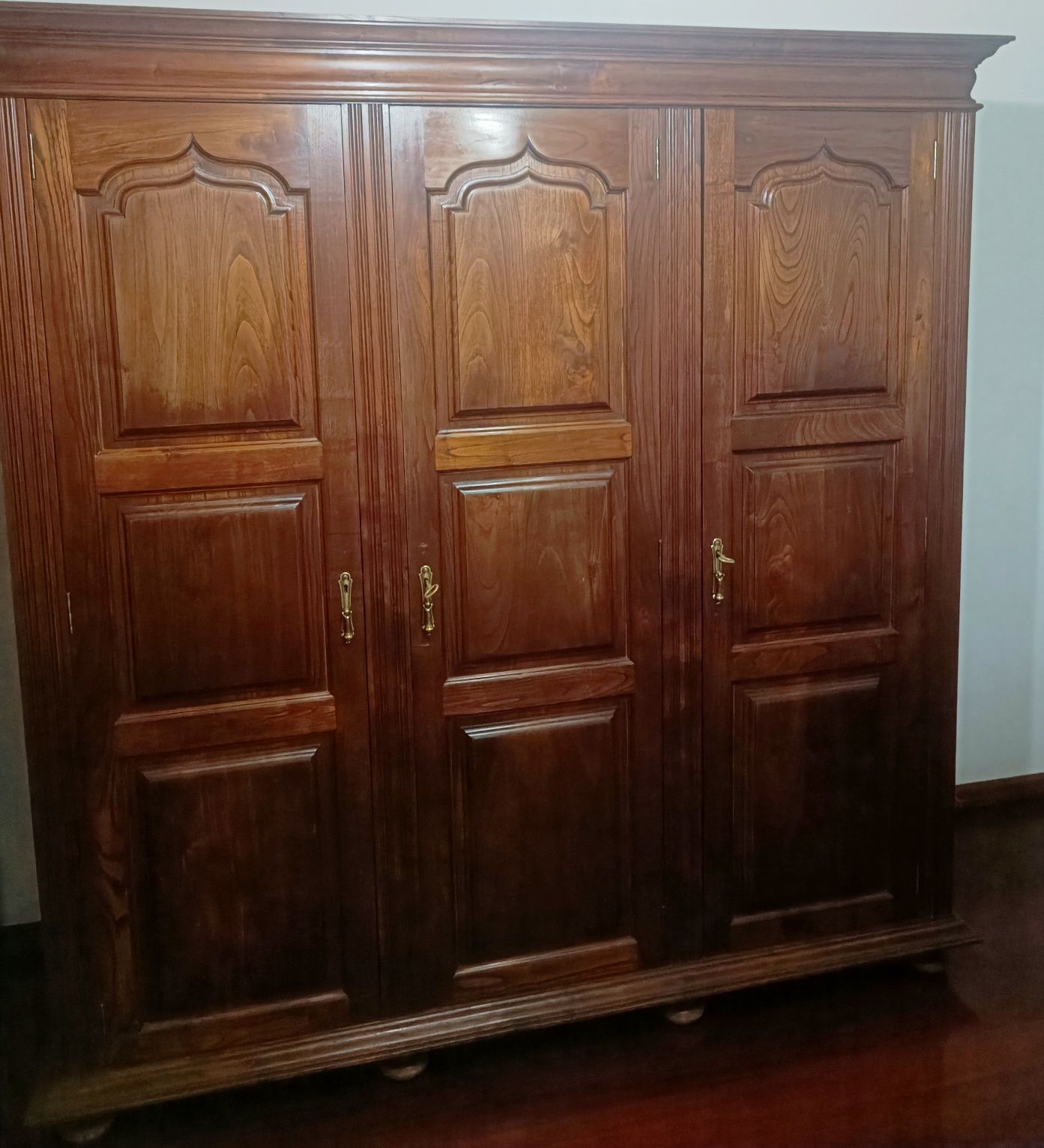 Armário Desmontável com três portas e três gavetas interiores