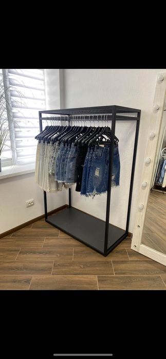 Торгове обладнання для магазину одягу