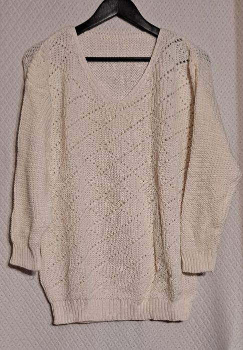Sweter w kolorze jasno beżowym