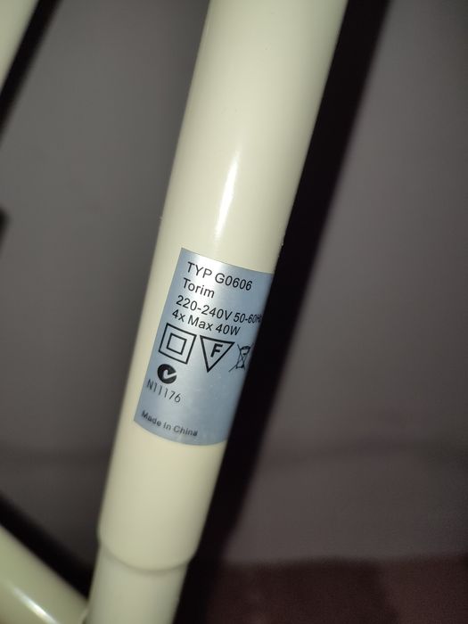 Candeeiro alto para 4 focos de luz
