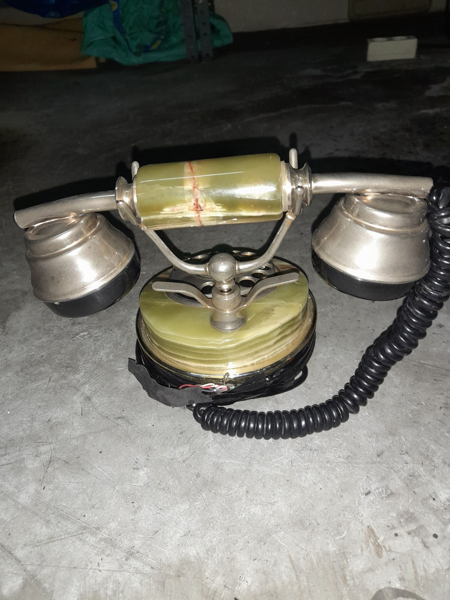 Telefone antigo em mármore