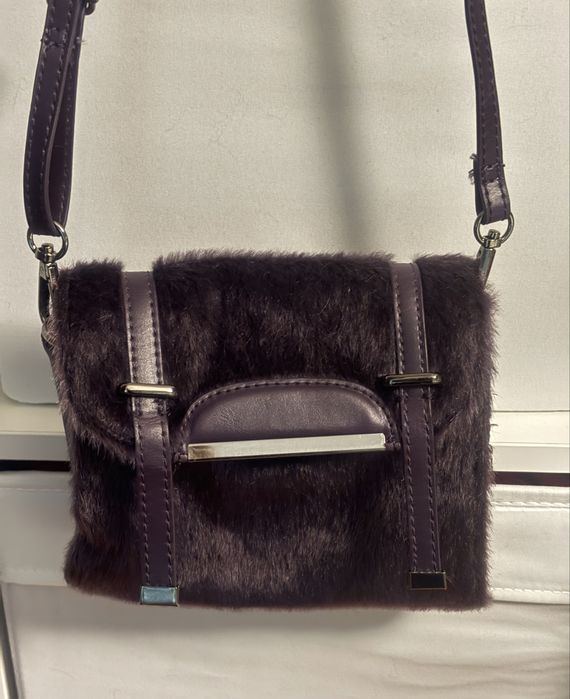 Malinha a tiracolo, em peluche, nova, da Parfois, na cor beringela