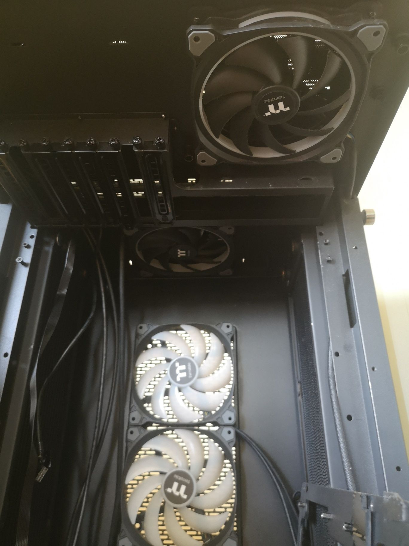 Корпус THERMALTAKE на  колесах з системою охолодження z490 Aorus xtre