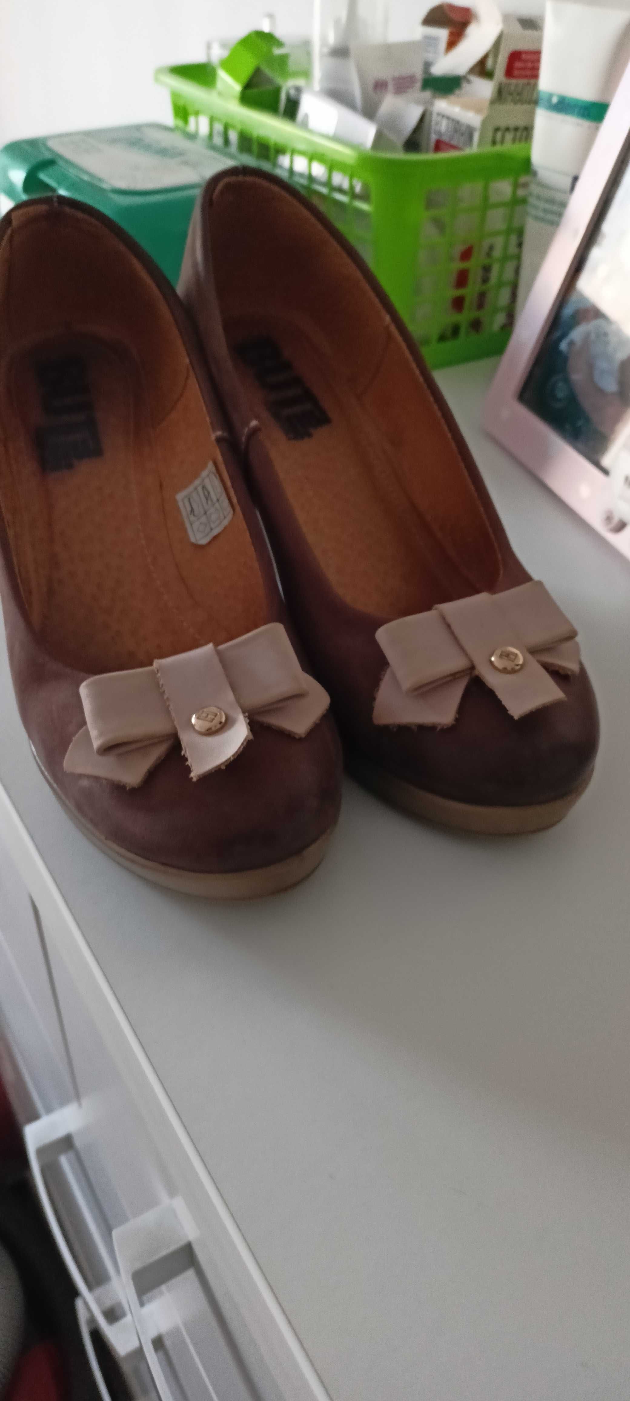 Buty na koturnie r. 37