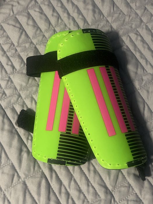 Caneleiras de futebol para criança