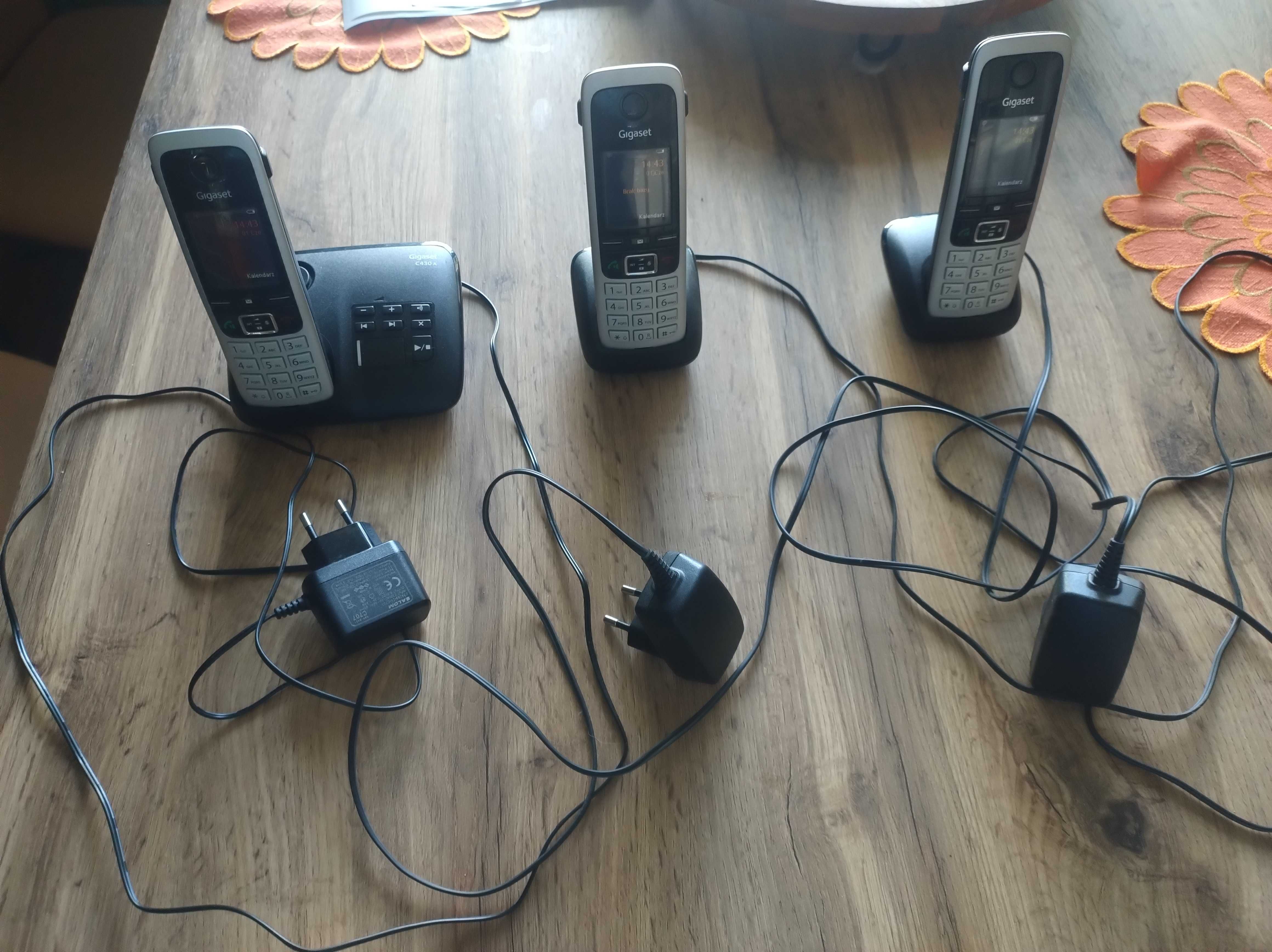 Telefon bezprzewodowy Gigaset z 430A oraz dwie słuchawki z stacjami.
