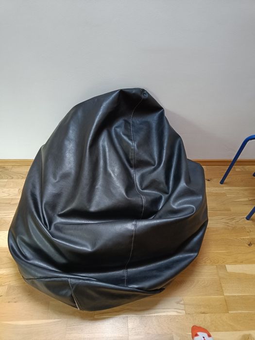 Pufa groszkowa, czarna