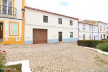 Moradia Única com 21 Compartimentos, Casão e Garagem localizada no Cen