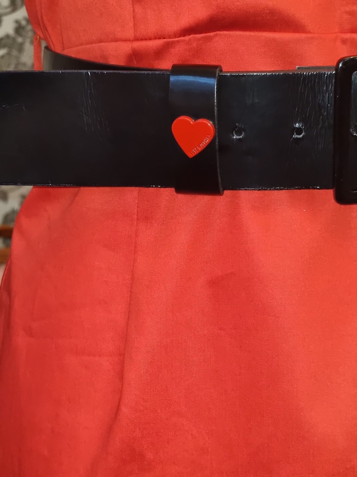 Mała czerwona mini sukienka Love Moschino z logowanym  paskiem r 34/36