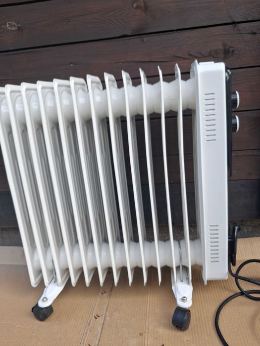Grzejnik Olejowy na kółkach 13 żeberek 2500W firmy Adler