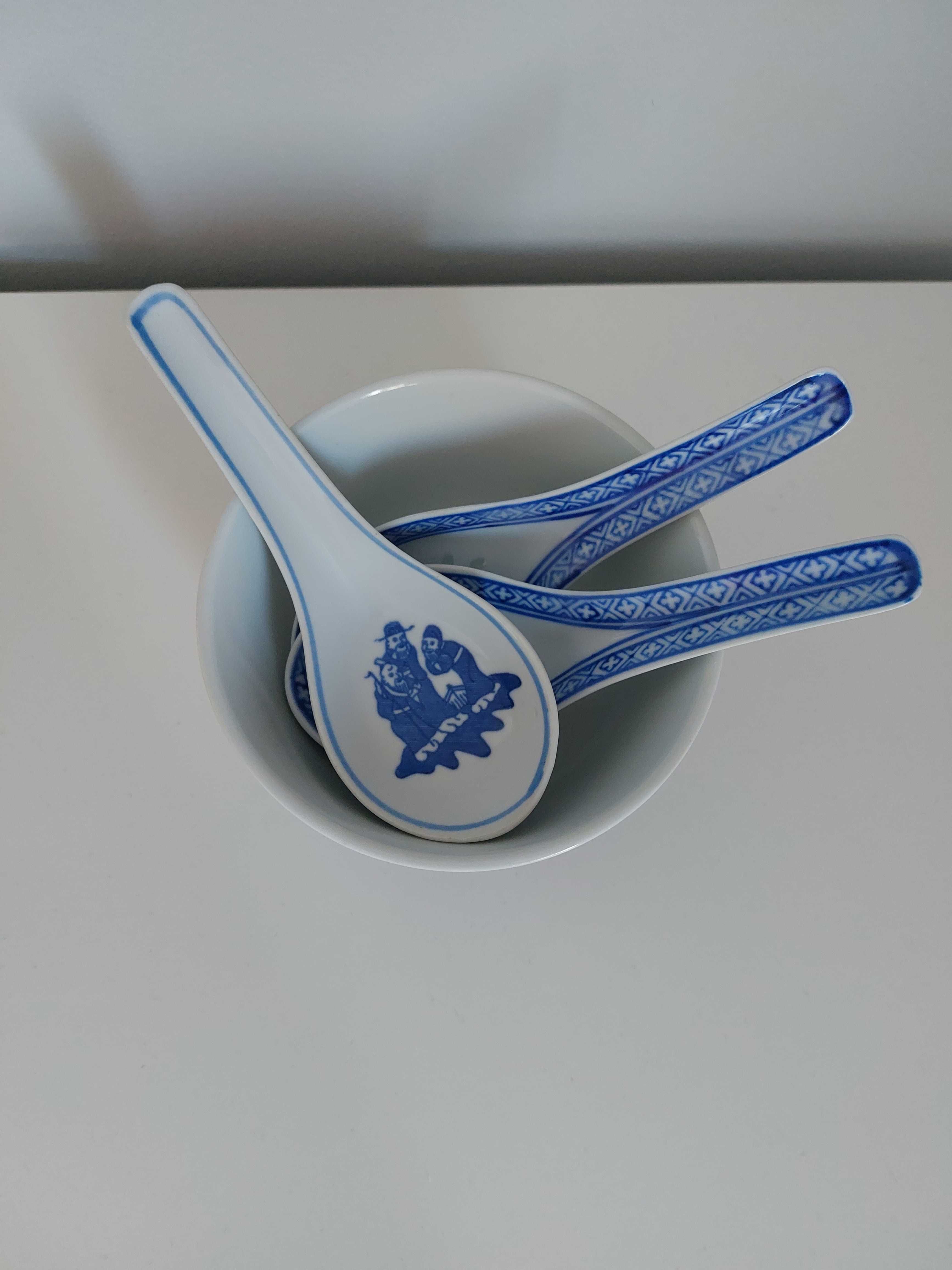 biało-niebieska miseczka do ramenu z 3 łyżkami, porcelana
