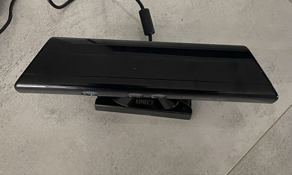 Xbox 360 z padem, kinectem i grami