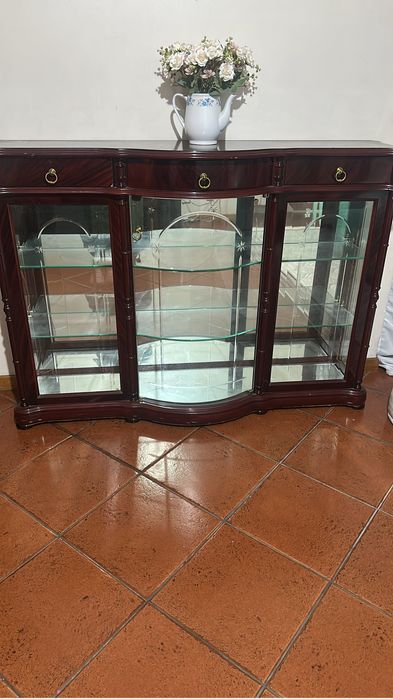 Vendo cristaleira esta em muito bom estado