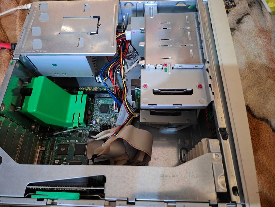 stary retro komputer stacjonarny Dell Optiplex gx200