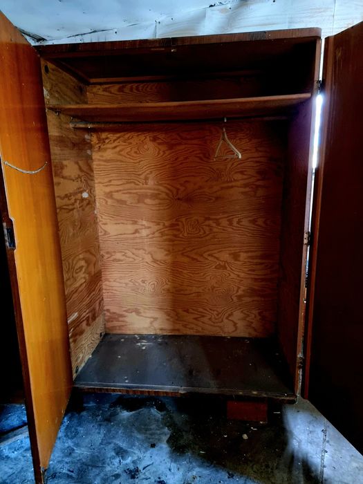 Sprzedam starą szafę.