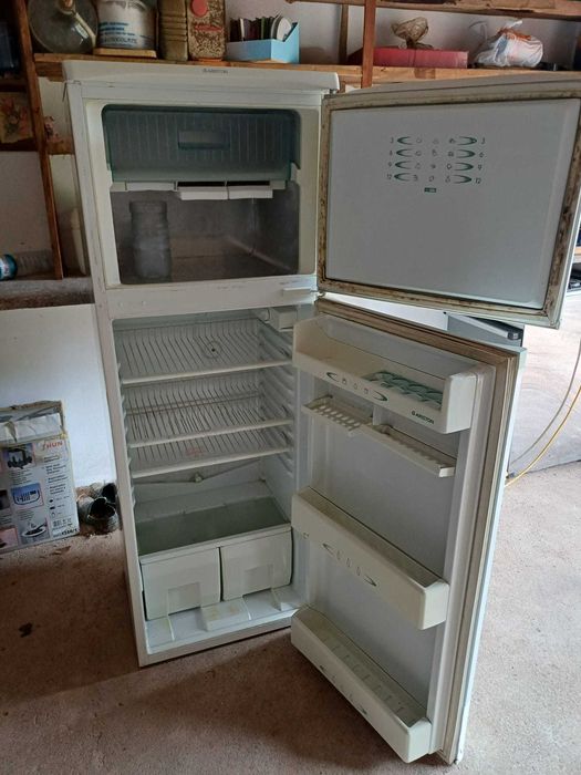 Frigorifico Ariston de 2 portas com congelador