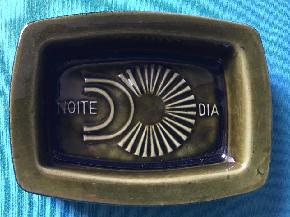 Cinzeiro Antigo em Cerâmica " Noite . Dia "