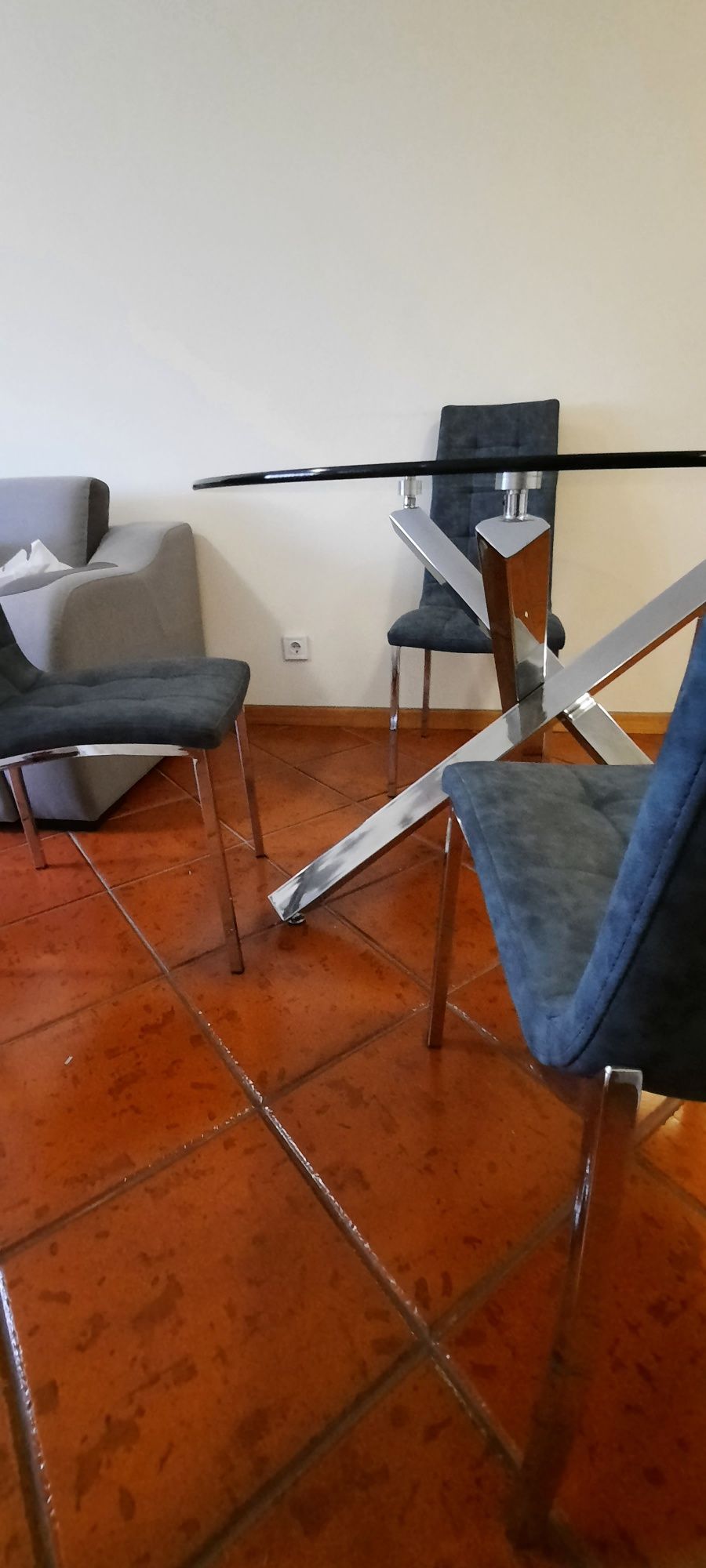 Mesa de jantar redonda com 4 cadeiras