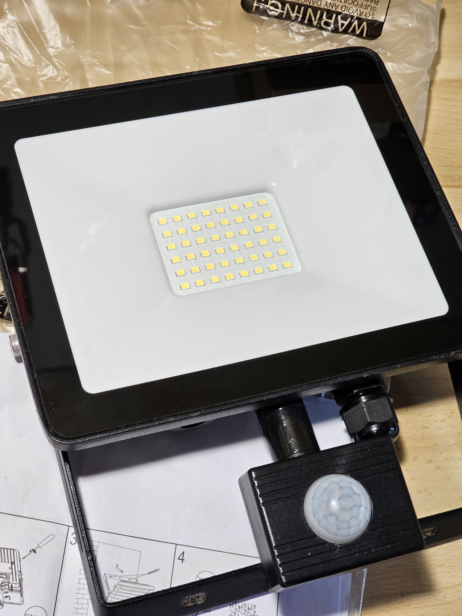 Naświetlacz LUTEC z czujnikiem ruchu PIR LED Slim