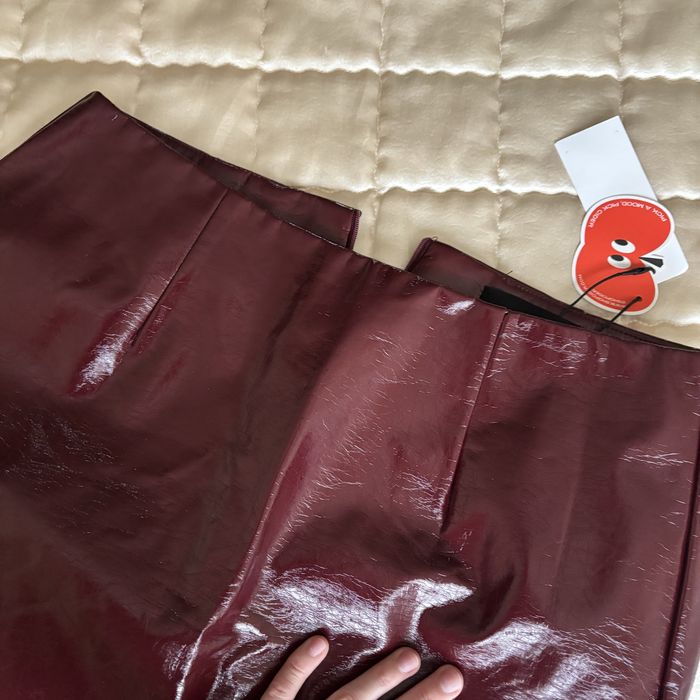 Лакована нова спідниця