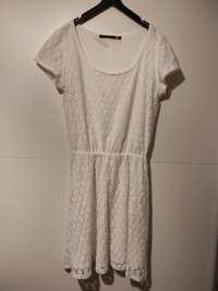 Koronkowa biała sukienka Reserved M