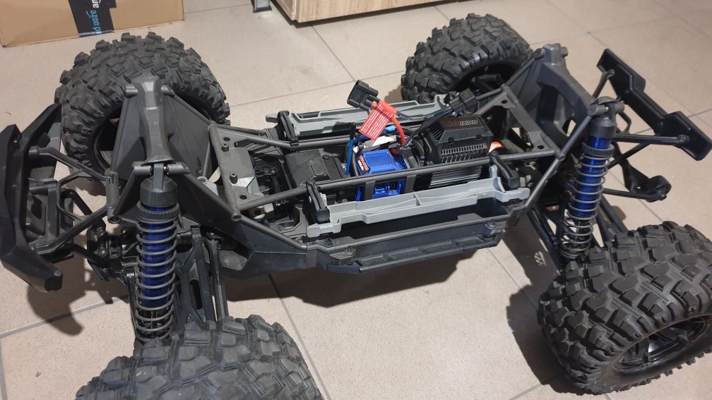 Traxxas x-maxx x maxx 8s +dodatki, ładowarka, baterie, xmaxx arrma