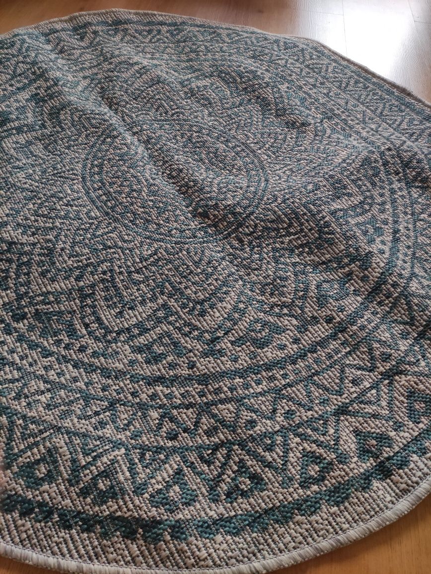 Dywan koło boho mandala na taras lub balkon