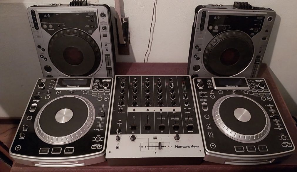 CDJ'S e mesa mistura