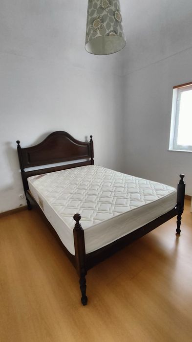 Cama casal em madeira, com colchão