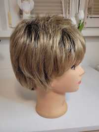 Krotka peruka balejaz blond z ciemniejszym odrostem 100% modacrylic