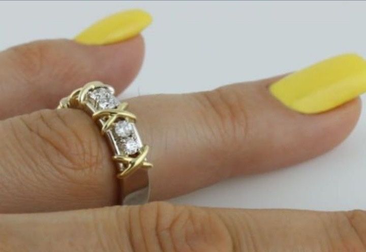 Золотое кольцо с бриллиантами в стиле Tiffany