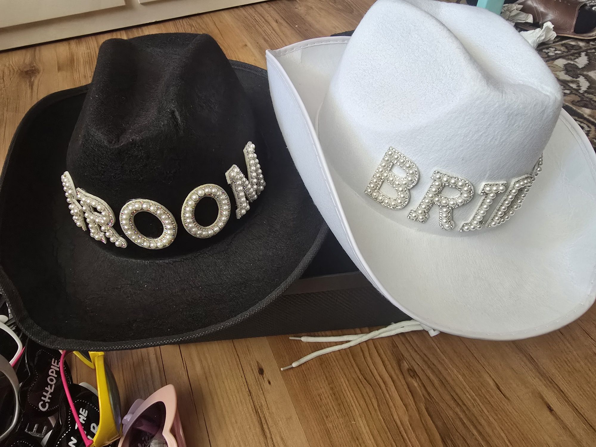 Kapelusze weselne groom i bride
