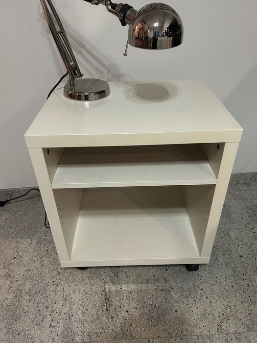 Biała szafeczka na kółkach.