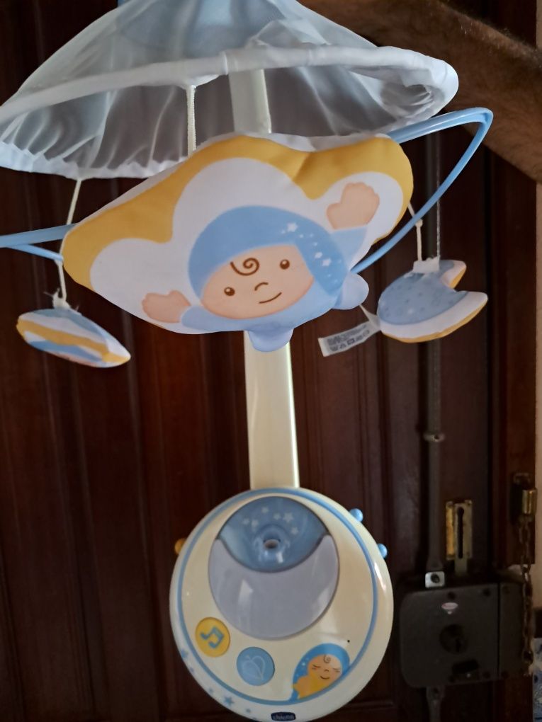 Brinquedo adaptável  para cama de criança, com música