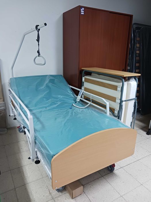 Cama articulada hospitalar com suportes laterais