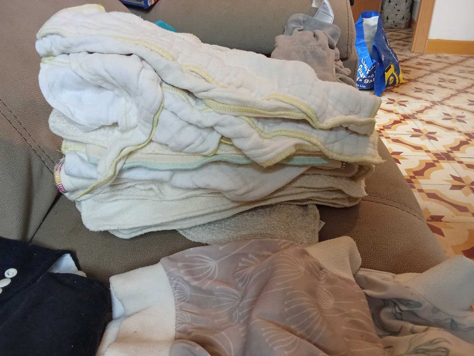 37 Fraldas reutilizáveis+3 fraldas de resguardo, 23 absorventes