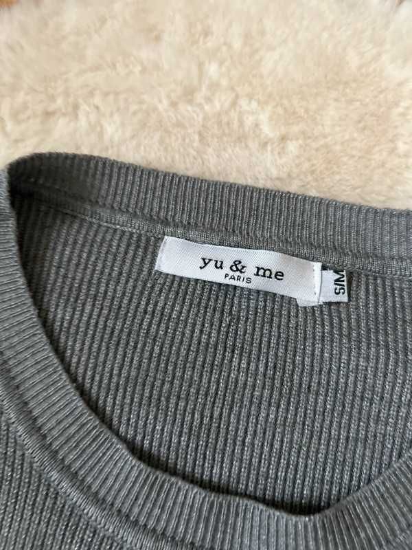 Wiskozowy szary sweter z białą koszulą butik rozmiar s/m