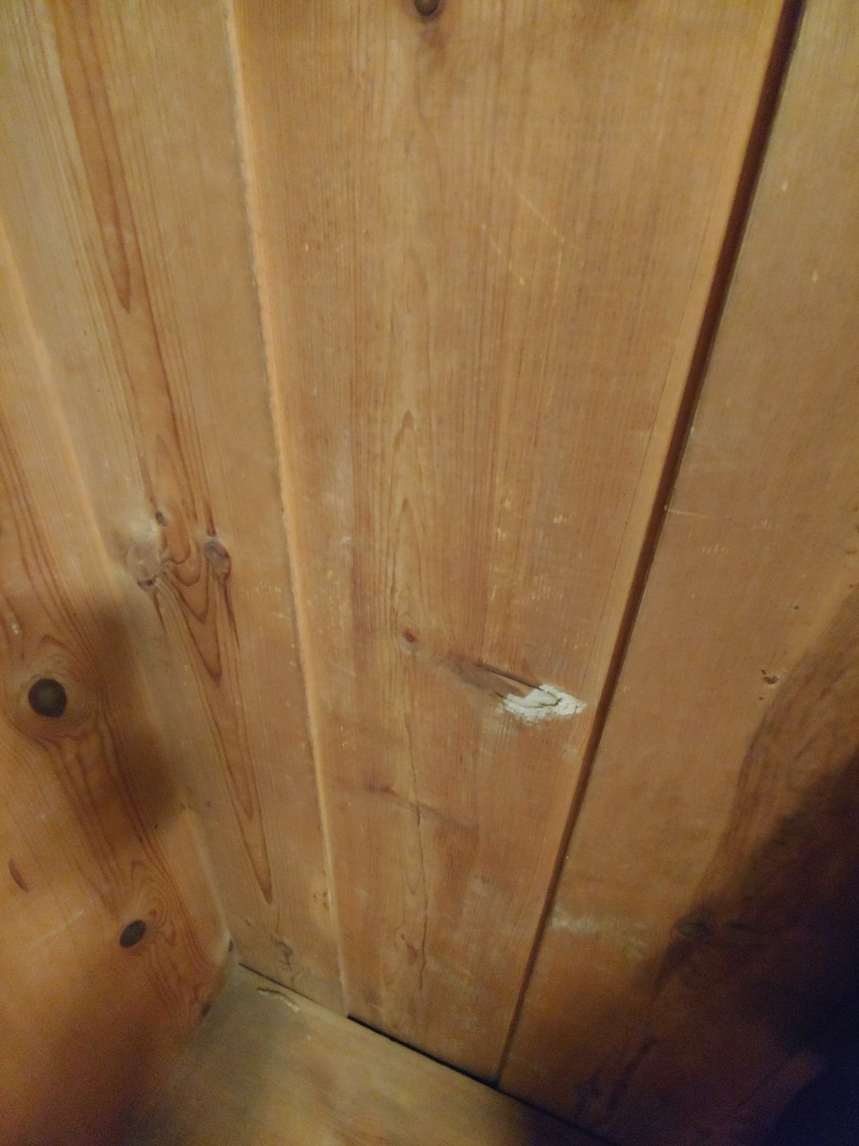 Solidna drewniana szafa na ubrania z szufladamiami