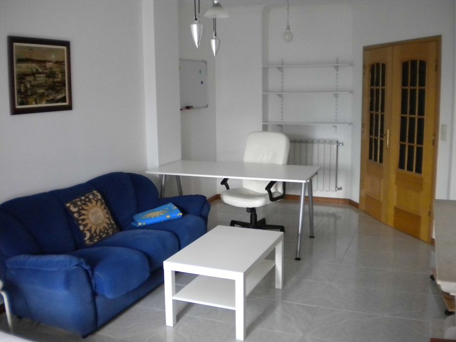 Celas Coimbra - Quarto espaçoso para estud. ou trab. (fem.)