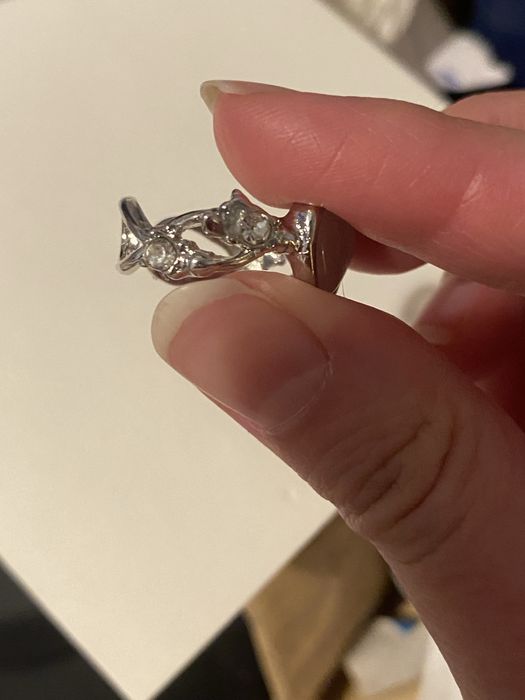 Каблучка з родевим каменем у вигляді серця