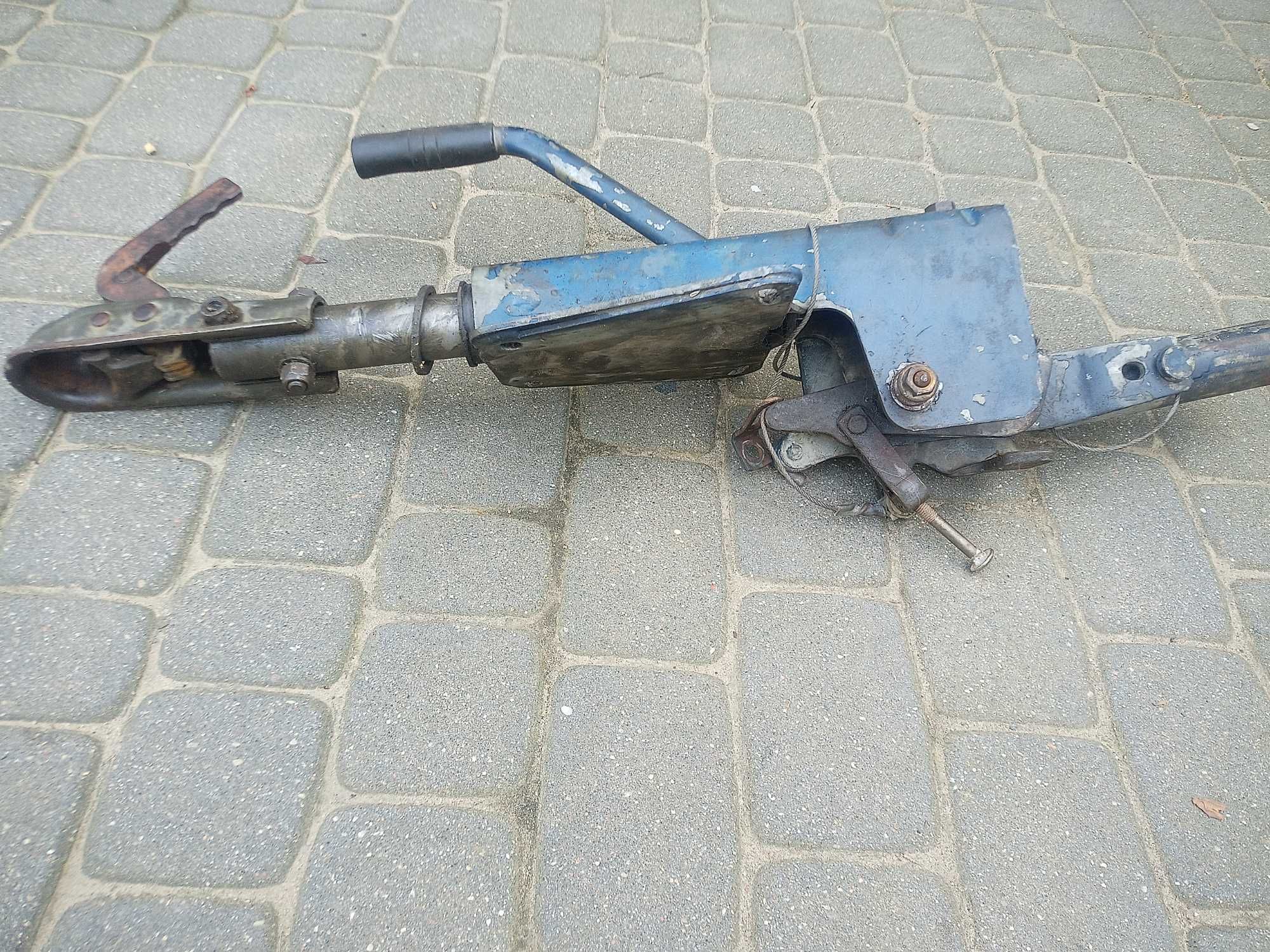 Zaczep najazdowy przyczepy.