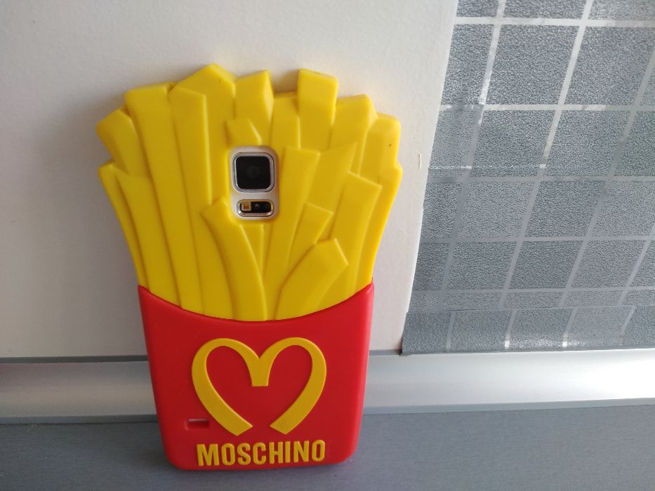 Etui Moschino na telefon
