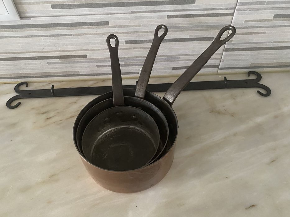 Conjunto caçarolas cobre martelado com barra fixação