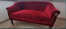 Sofa w kolorze burgundu